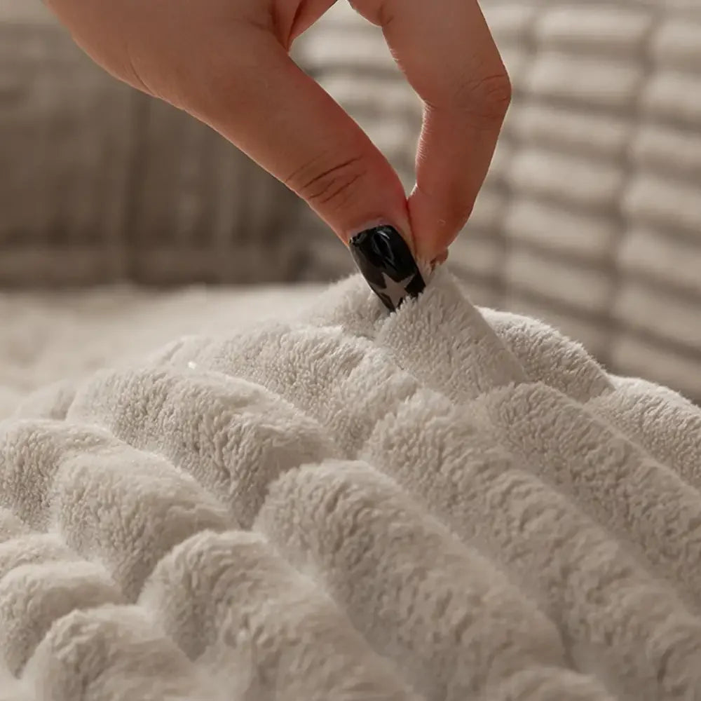 One-Piece Cozy Flannel Sofa Cover - Non-Slip Outdoor Couch Protector